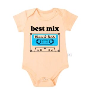 Body bébé avec motif mixtape rétro et texte "Meilleur mélange maman et papa", en coton biologique doux.