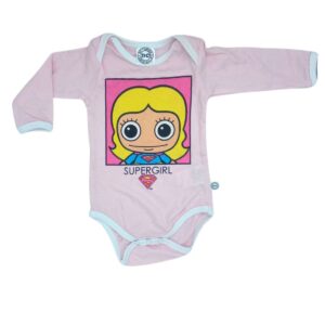 Body bébé DC Comics Supergirl rose pale avec visuel cartoon girly et inscription "Supergirl".