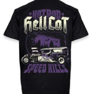 Gros plan sur le hot rod et l’inscription "Hot Rod Hellcat - Speed Kills" sur le dos de la chemise.