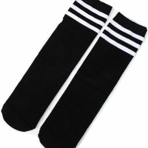 Gros plan sur le tissu des chaussettes hautes enfant noires, montrant la qualité du coton mélangé.