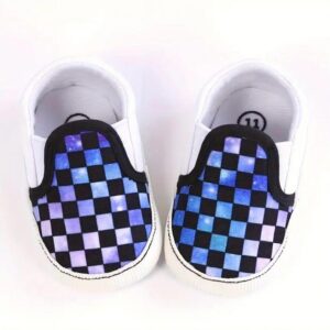 Chaussures bébé avec motif damier multicolore vues de face.