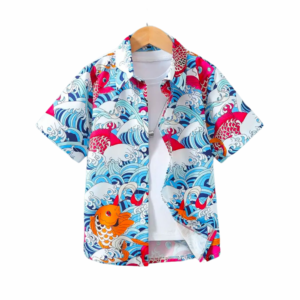 Vue de devant de la chemise enfant "Carpe Koi" avec motif de poissons et vagues japonisantes.